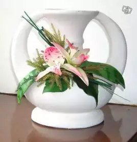 vase blanc fleuri