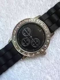 Montre noire strass type Ice-Watch cadra