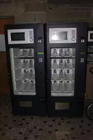 3 machines de distribution de nourriture