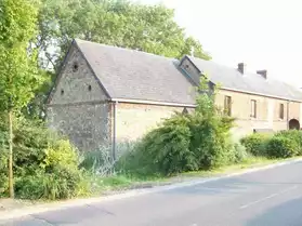 Maison pierre & brique sur village prisé