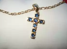 croix bleu en plaque or et sa chaine