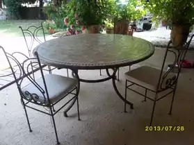 Vend 1 table et 4 chaises
