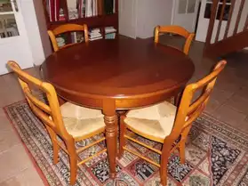 table et chaises en merisier
