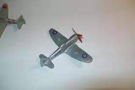 Avion Hawker Tempest II Dinky Toys