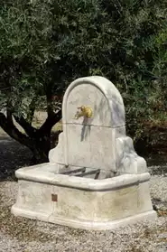 Fontaine neuve en pierre reconstituee