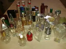 Lot de bouteilles de parfum vides