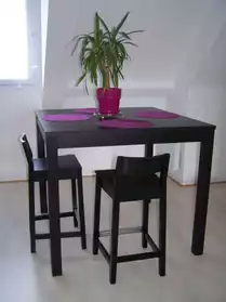 Table à manger et 2 chaises