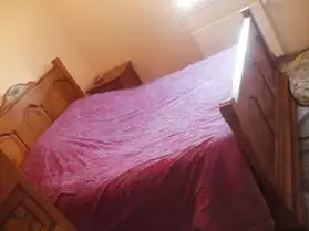 lit avec matelas , armoire et un chevet