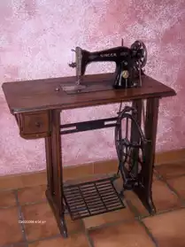 Ancienne machine à coudre SINGER