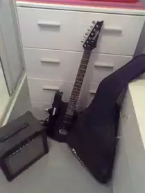 Guitare ibanez pour gaucher.