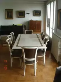 Table en marbre et chaises en cuir