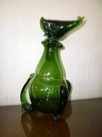 carafe en verre vert en forme de chien