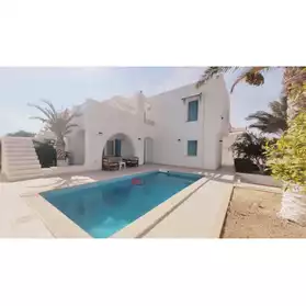 VILLA AVEC PISCINE - TITRÉE À DJERBA