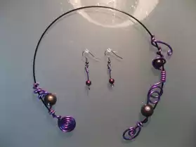 Collier aluminium avec boucles violet