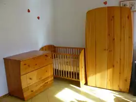 chambre bébé (lit, armoire, commode)