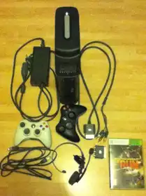 Xbox 360 noire 120GB avec deux manettes.