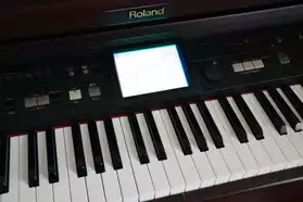 Piano roland KR 577
