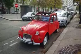 2 CV 6 SPECIALE ROUGE