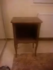 petite table en bois avec niche impeccab