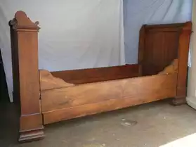 lit à rouleaux ancien,une personne