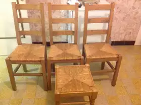 Chaises et tabouret en bois