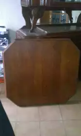 meuble ancien et une table carrée