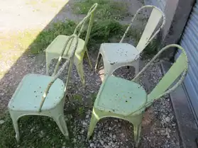anciennes chaises métalliques