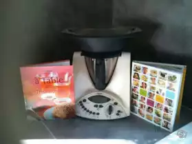 Robot culinaire en état avec livres