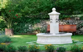 Fontaine centrale de jardin en pierre re