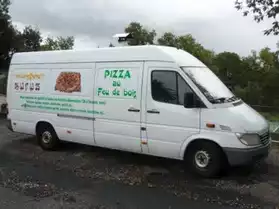 magnifique camion a pizza au four a bois