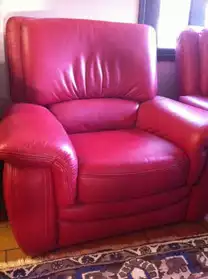 Une paire de fauteuils en cuir rouge