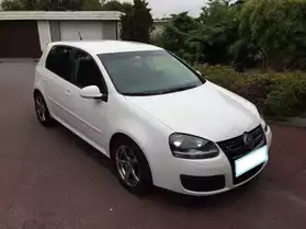 Volkswagen Golf de couleur blanche