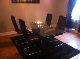 table en verre + 4 chaises en cuir noir
