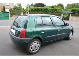 Renault Clio couleur verte en très bon é