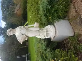 Statue en pierre sur socle en marbre