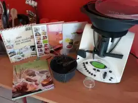 Très joli robot de cuisine + accessoires