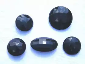 5 boutons noirs à facettes anciens
