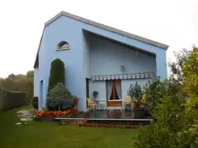 Vosges- C'est une maison bleue adossée..