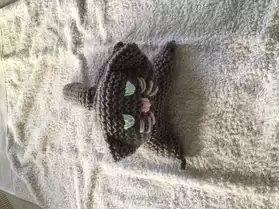 chat tricoté main gris foncé 20 cm