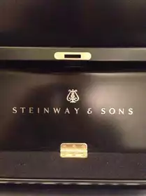 Steinway & sons K 132 en état neuf