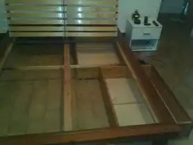 lit tiroir avec somier et un chevet