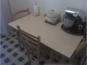 table de cuisine avec ces quatre chaises