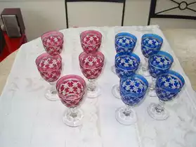verres sur pied en cristal de couleur