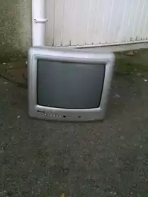 3 télévisions petits écrans