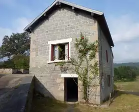 Maison aux portes de la Corrèze