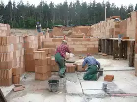 La construction de maisons. Équipe de Po