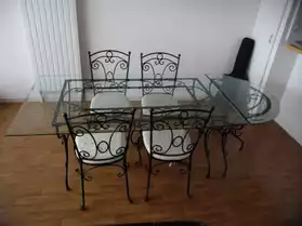 Belle table en fer forgé et verre