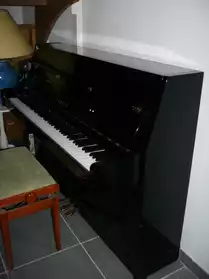 PIANO YAMAHA C109