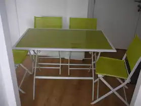 un e table et quatres chaises