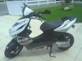 scooter MBK Nitro blanc noir